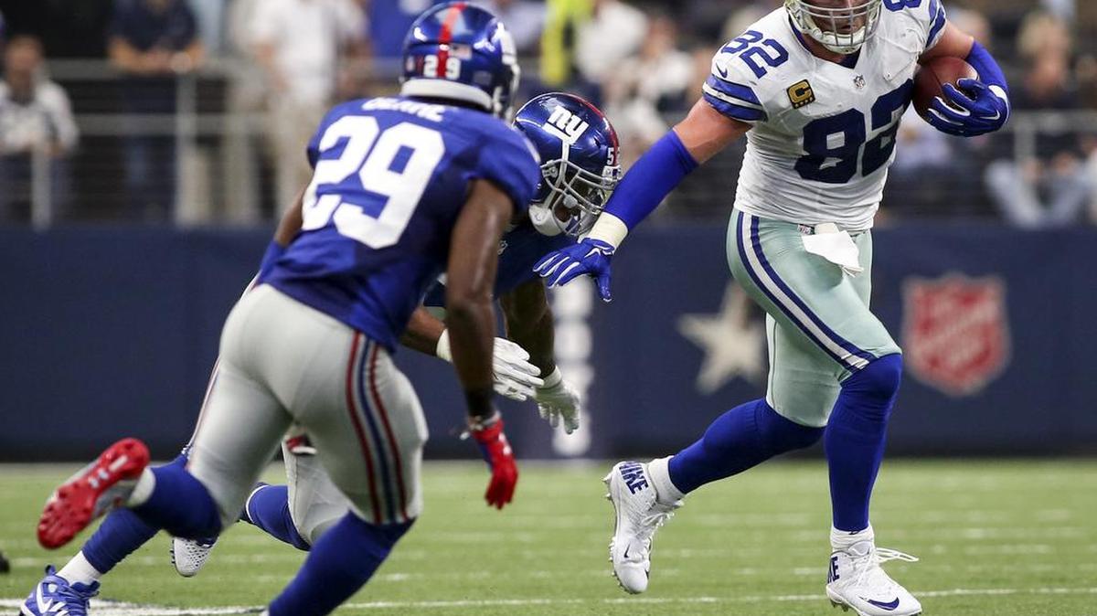 Cowboys tight end Jason Witten (82) caught nine passes for 66 yards but couldn’t hold onto one late with the sun blinding him.