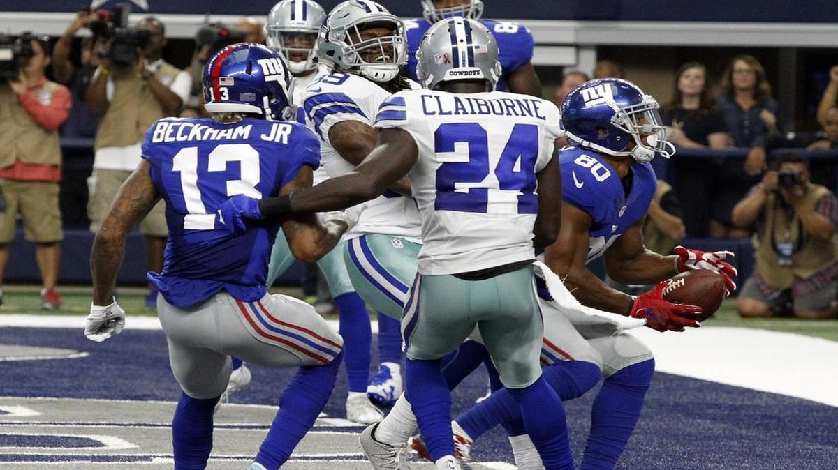 New York Giants receiver Victor Cruz (80) scores a touchdown Sunday against the Cowboys.