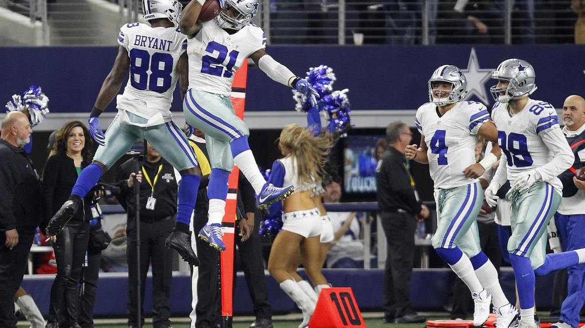 Ezekiel Elliott (21) celebrates with teammate Dez Bryant (88) after Elliott’s touchdown run in the first half against the Bucs.