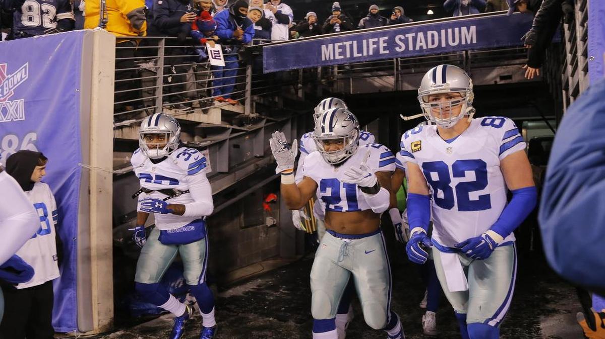 The Dallas Cowboys are in a cold battle against the New York Giants at snowy MetLife Stadium.