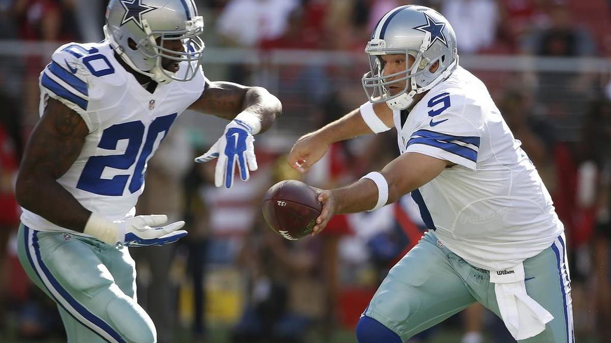
Dallas Cowboys quarterback Tony Romo (9) hands off to running back Darren McFadden (20) during the first half Sunday.
