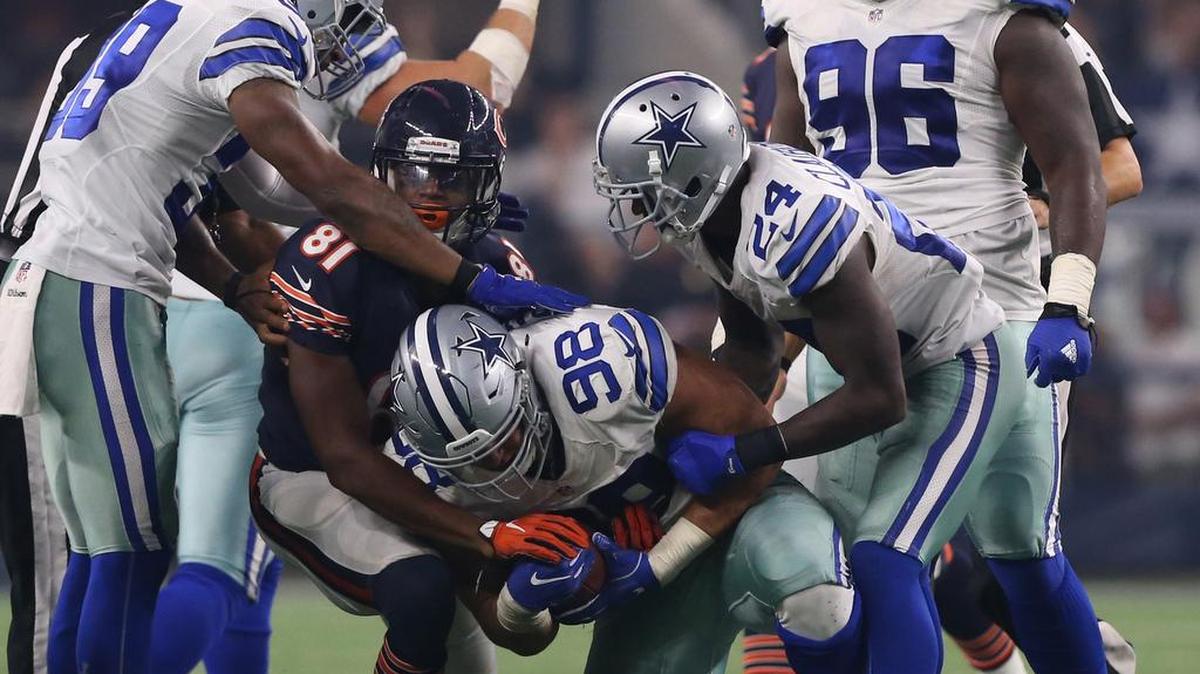 Cowboys defensive end Tyrone Crawford (98) recovers a fumble by Bears receiver Cameron Meredith (81).