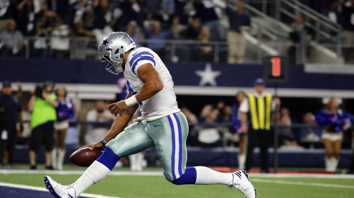 Dallas Cowboys quarterback Dak Prescott runs into the end zone untouched in the first quarter.