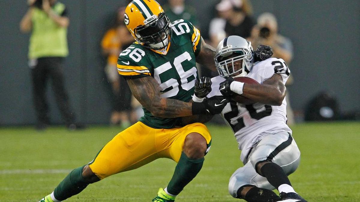 Julius Peppers, left, is not as dominant as he was in his early years but still a threat. Peppers, 35, has seven sacks this season, his second with Green Bay.