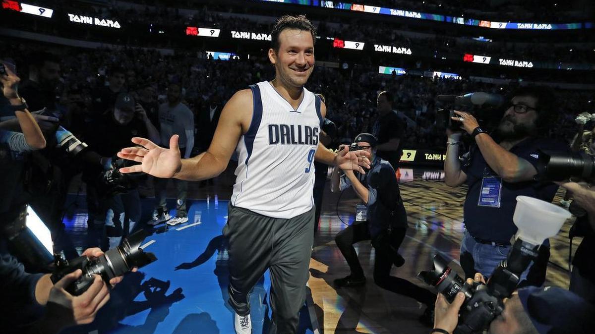 Tony Romo is introduced with the Mavericks team.