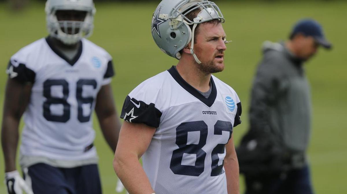 Rookie running back Ezekiel Elliott vows to learn from tight end Jason Witten (82).