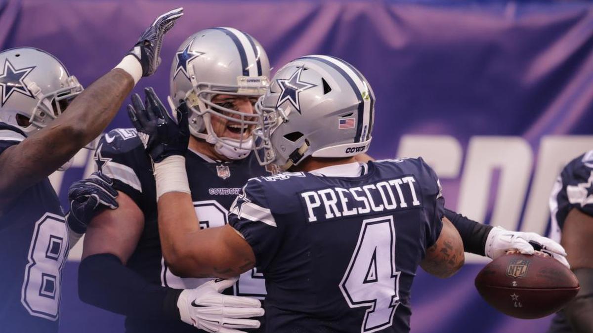 Dallas Cowboys tight end Jason Witten is congratulated by quarterback Dak Prescott after his 20-yard touchdown catch in the fourth quarter.