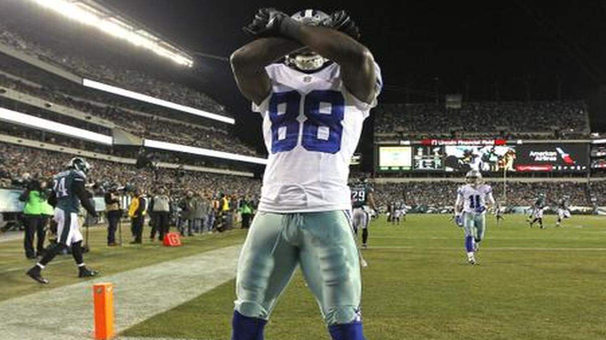 <137>Fourth in a series: Dallas<137> Cowboys wide receiver Dez Bryant <137>(88)<137> throws up his trademark “X” after catching a touchdown pass in the first half. <137>The Dallas Cowboys played the Philadelphia Eagles Sunday December 14, 2014 in Philadelphia, Pennsylvania. (Star-Telegram/Ron Jenkins)<137>