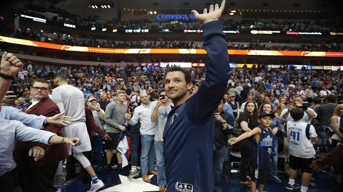 Tony Romo thanks the American Airlines Center crowd.