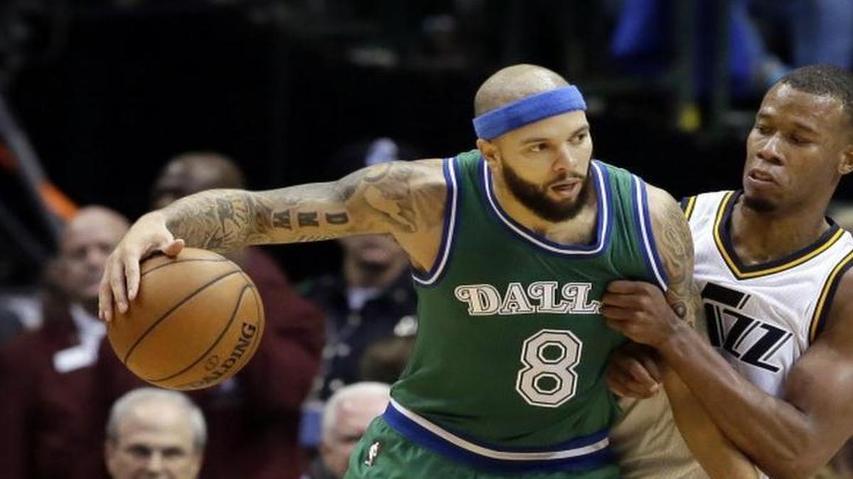Deron Williams, driving against the Jazz’s Rodney Hood, led the Mavs with 23 points, eight assists and three steals.