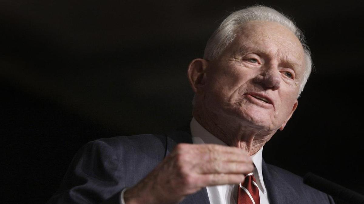 Former Arkansas football coach Frank Broyles died on Monday. He was 92.