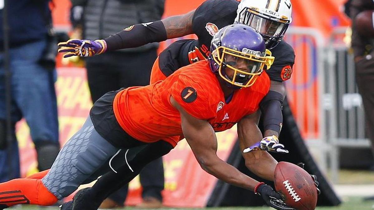 North wide receiver Zay Jones (7) of East Carolina catches a pass against South safety Johnathan Ford of Auburn during the second half of the Senior Bowl college football game, Saturday, Jan. 28, 2017.