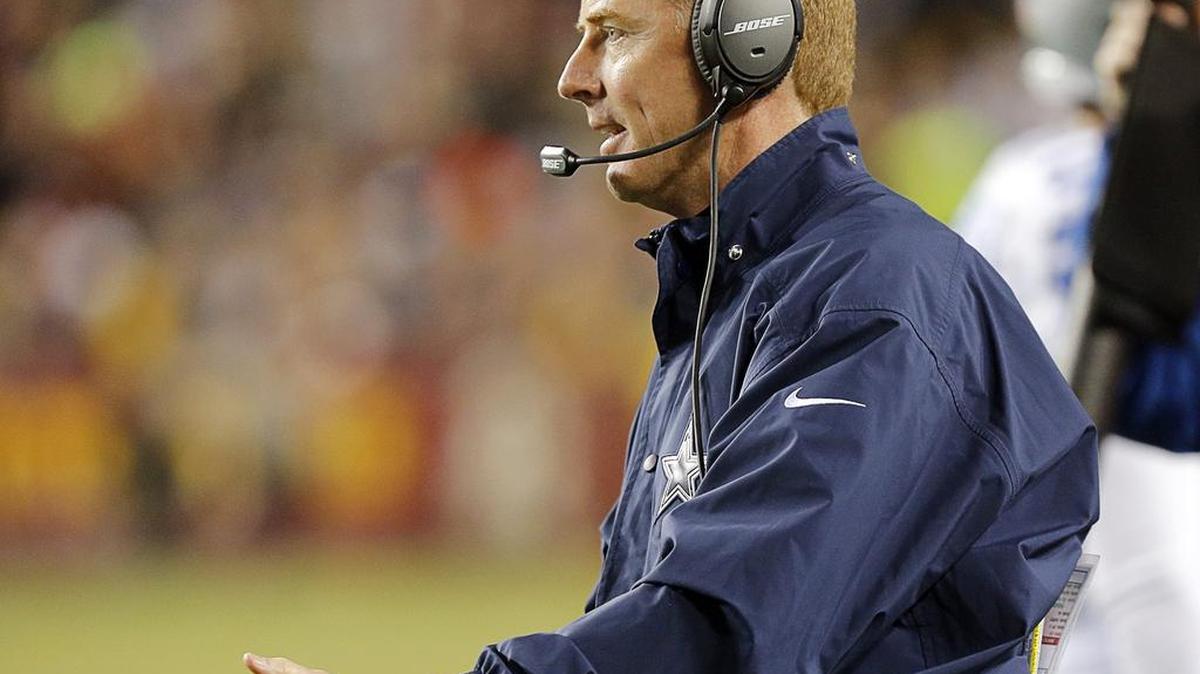 Dallas Cowboys head coach Jason Garrett complains to the referees about in the first quarter as the Dallas Cowboys play the Washington Redskins, Monday, December 7, 2015 at FedEx Field in Landover, Maryland.