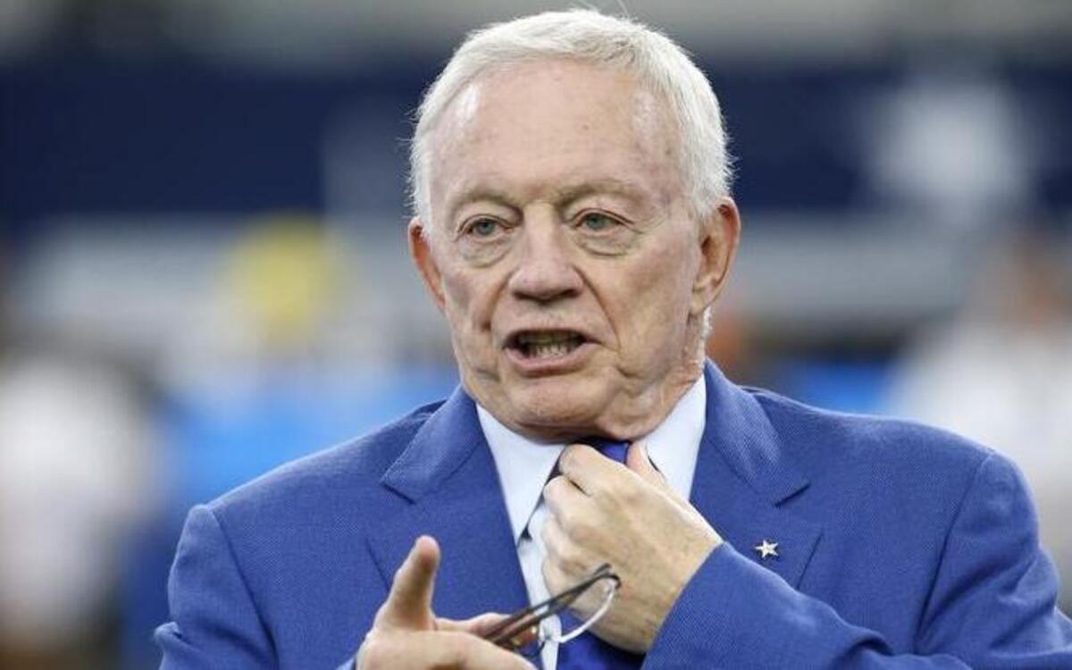 Dallas Cowboys team owner Jerry Jones met with Cincinnati cornerback and former Cowboys player Adam “Pacman” Jones before Sunday’s game.