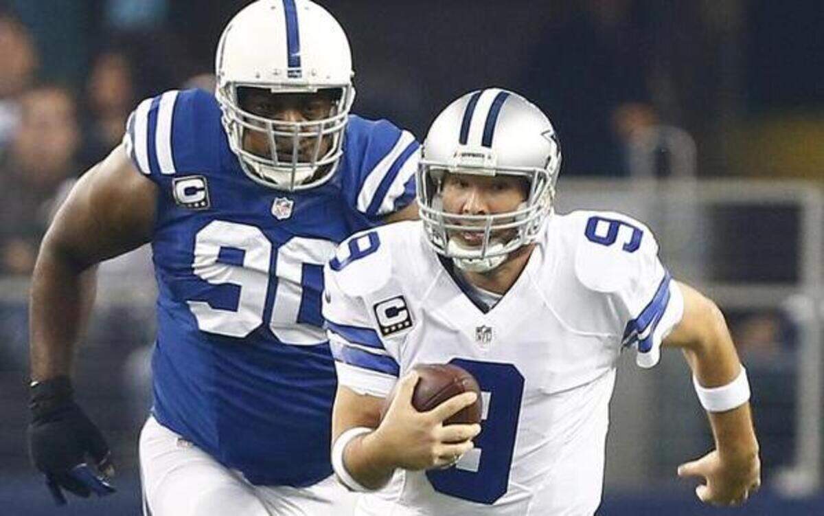 
Cowboys quarterback Tony Romo passed Troy Aikman on Sunday for the franchise record in yards passing.




