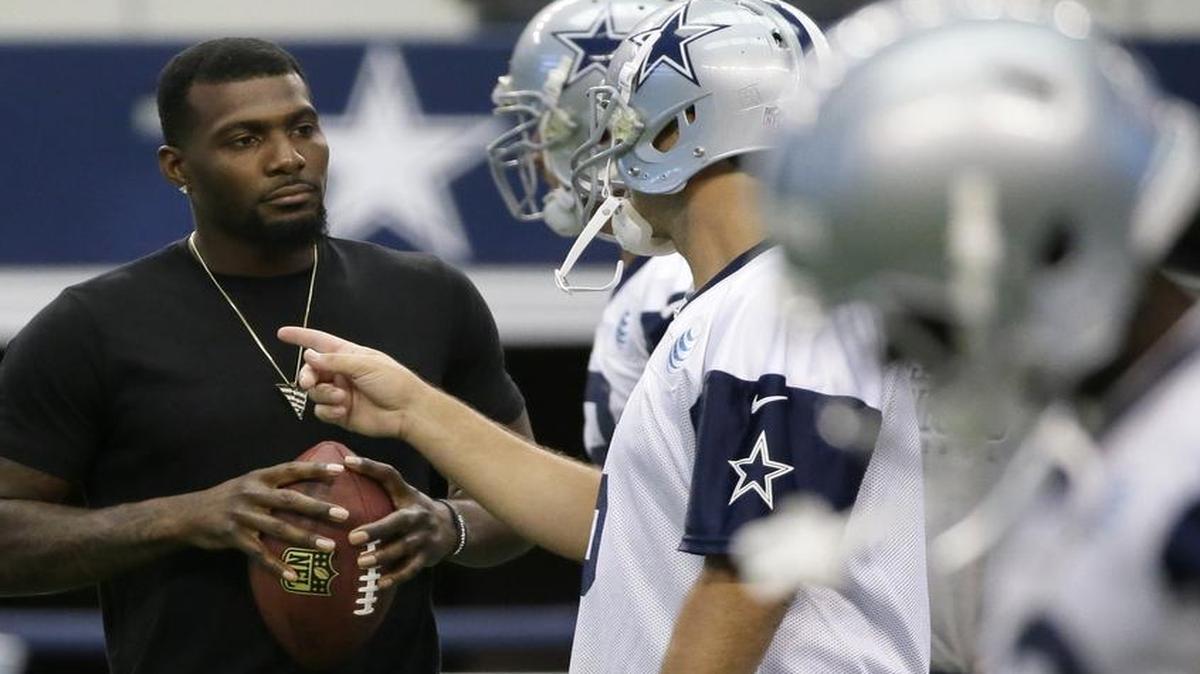 
Dez Bryant, left, has until Wednesday to sign a long-term deal or the $12.8 million franchise tender for next season.

