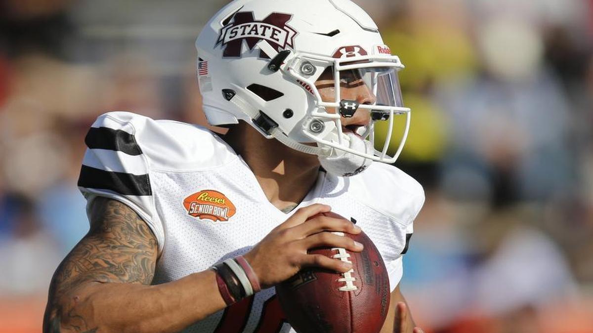 South Team quarterback Dak Prescott, of Mississippi State, looks to pass during the first half of the Senior Bowl.