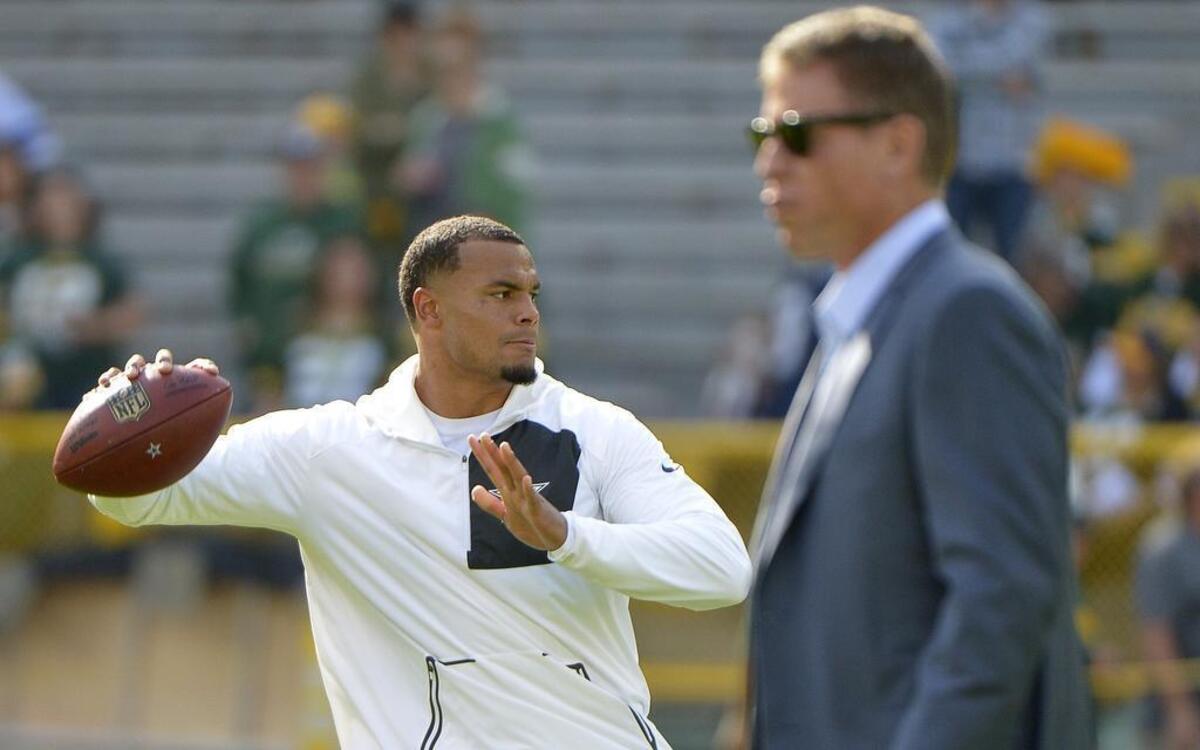 Troy Aikman believes the Cowboys should stick with Dak Prescott.