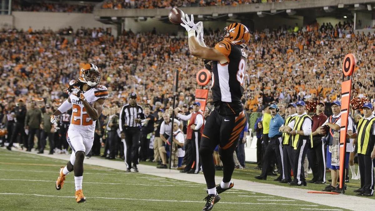 Cincinnati Bengals tight end Tyler Eifert (85) catches a touchdown pass Nov. 5, 2015, in Cincinnati. Eifert is expected to return Sunday against the Dallas Cowboys after missing the first four games this season.