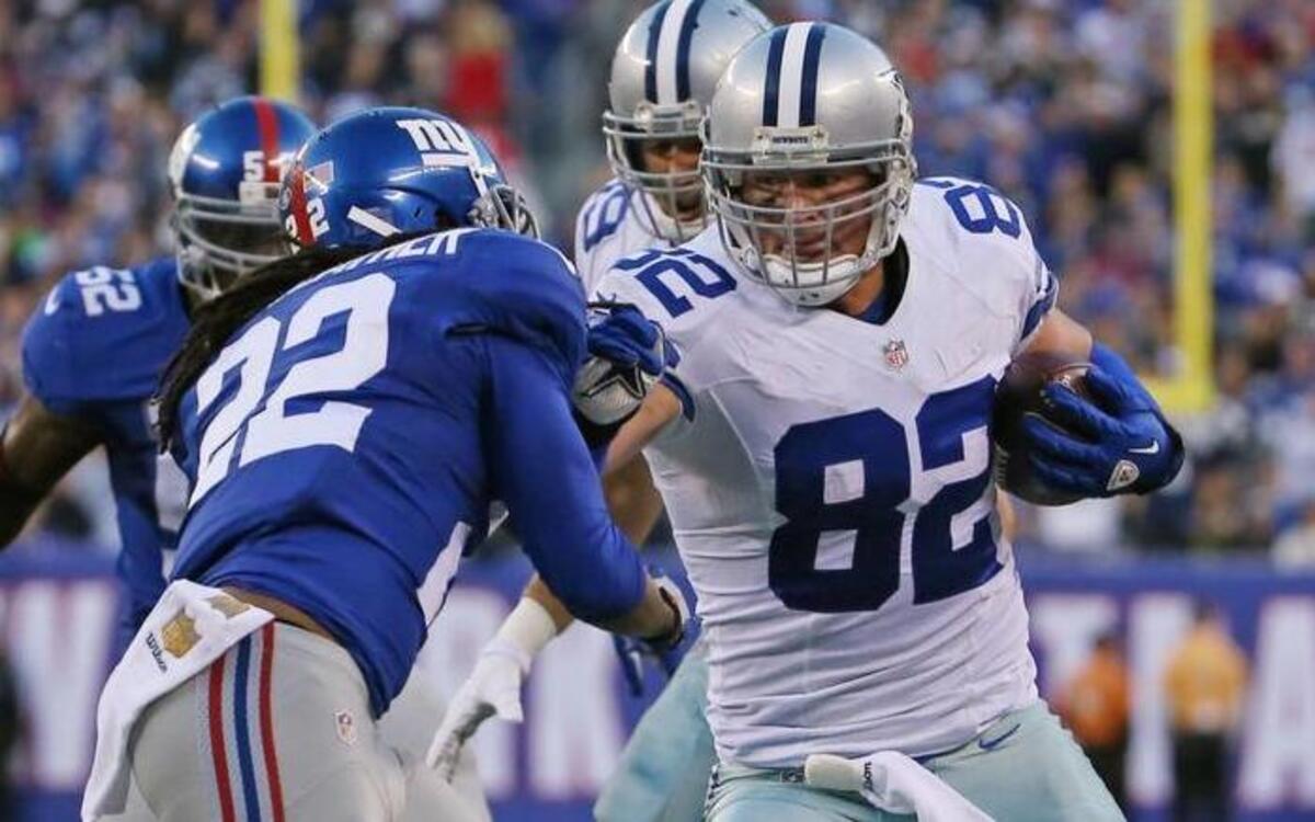 Jason Witten (82) is second to Tony Gonzalez for receptions by a tight end with 992.