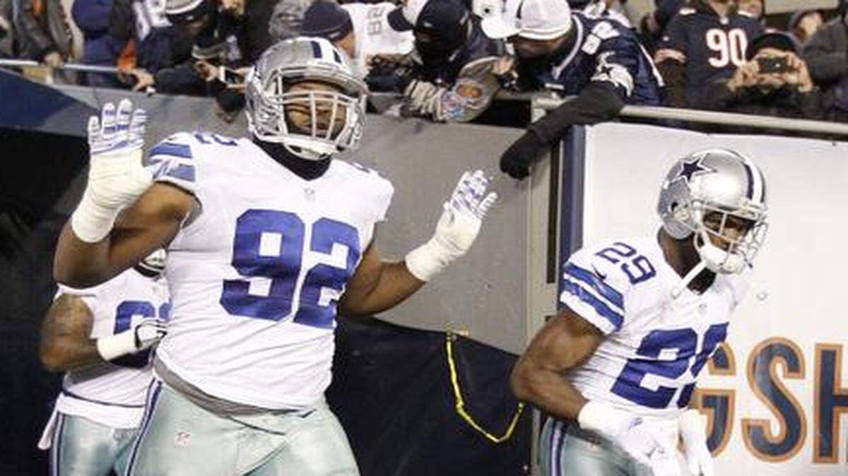 
 Jeremy Mincey (92) and Dallas Cowboys teammates take the field in Chicago on Dec. 4. Mincey played in the Super Bowl last season with the Denver Broncos. 
