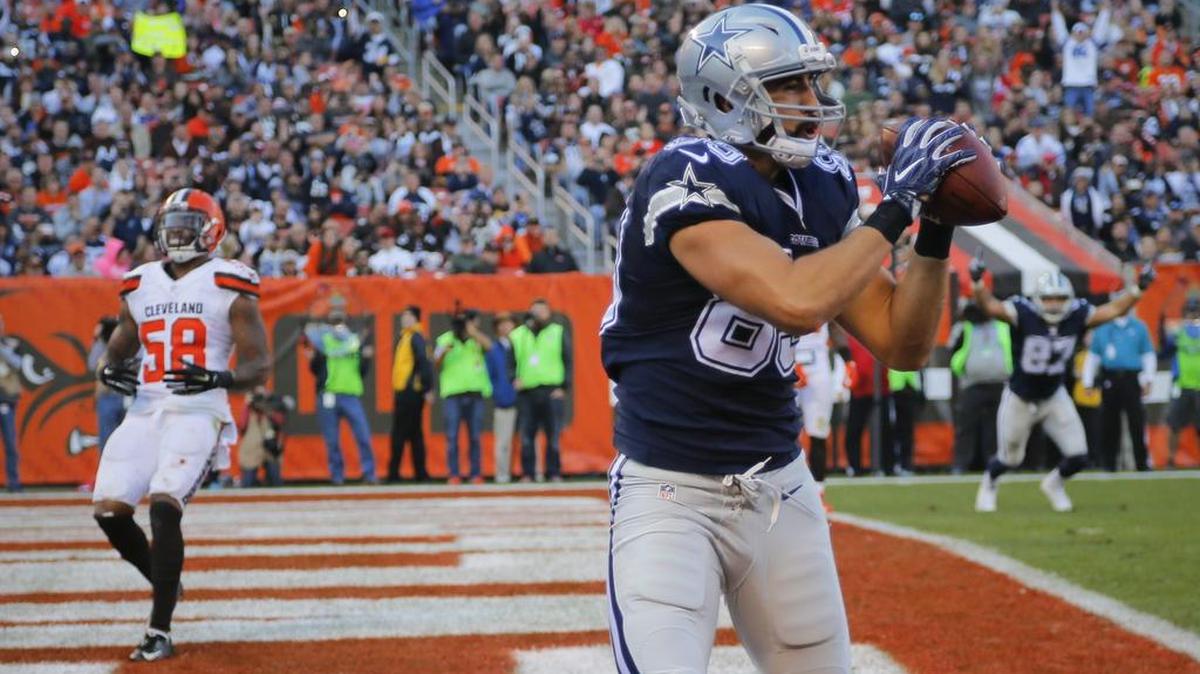 Dallas Cowboys tight end Gavin Escobar caught a 2-yard touchdown against Cleveland.