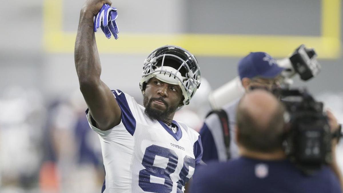 Dallas Cowboys wide receiver Dez Bryant (88) is excited for Saturday’s boxing match between Conor McGregor and Floyd Mayweather. He refuses to pick a winner because he likes and relates to both.