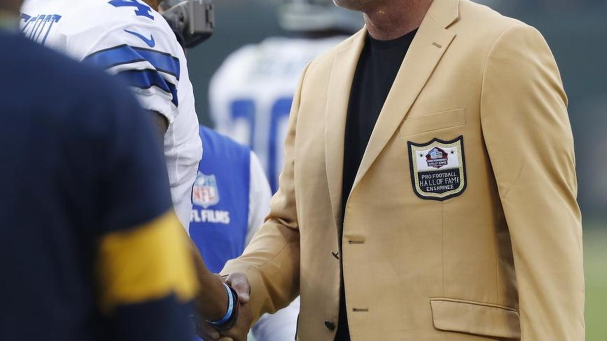 Brett Favre shakes hands with Dak Prescott following Favre’s halftime ceremony.