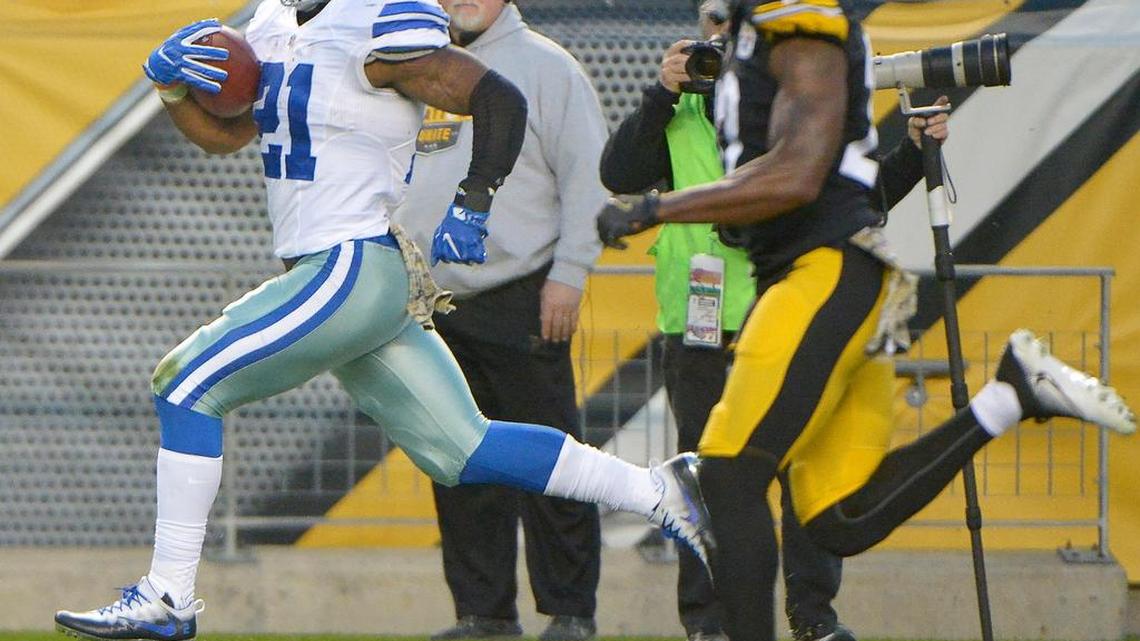 Dallas Cowboys running back Ezekiel Elliott (21) runs for a first quarter touchdown as the Dallas Cowboys play the Pittsburgh Steelers at Heinz Field in Pittsburgh.