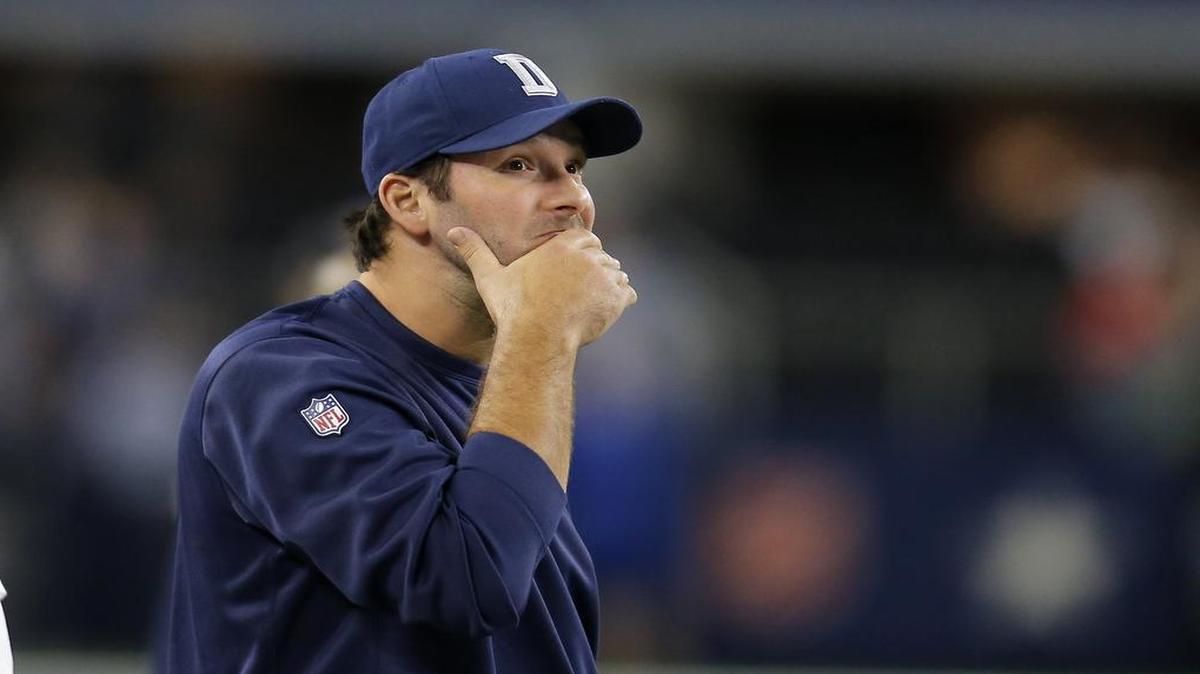 Dallas Cowboys quarterback Tony Romo is contemplating having a plate inserted into his collarbone before the start of off-season workouts.
