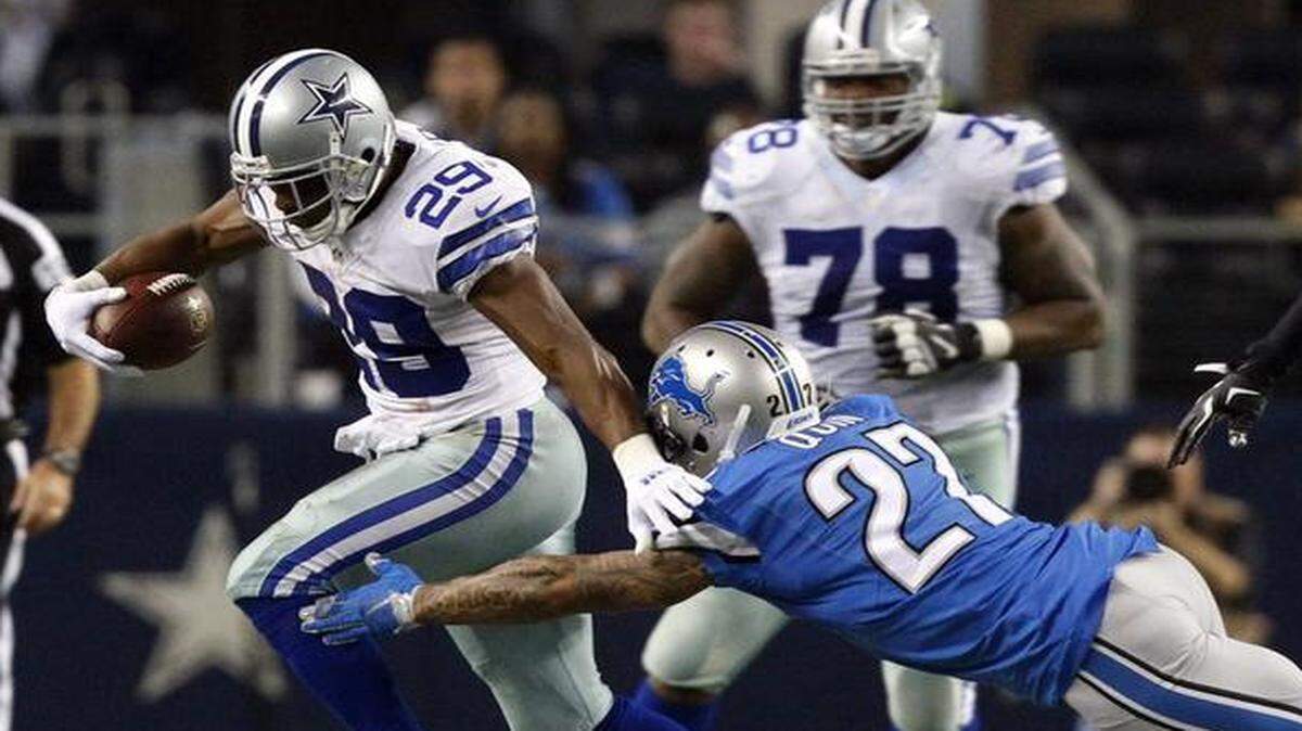 
DeMarco Murray runs past Lions free safety Glover Quin during the Cowboys’ playoff victory in January.
