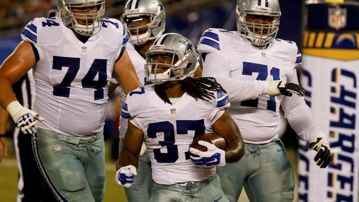 
Dallas Cowboys rookie running back Gus Johnson scores a touchdown on a 5-yard run in the second quarter.

