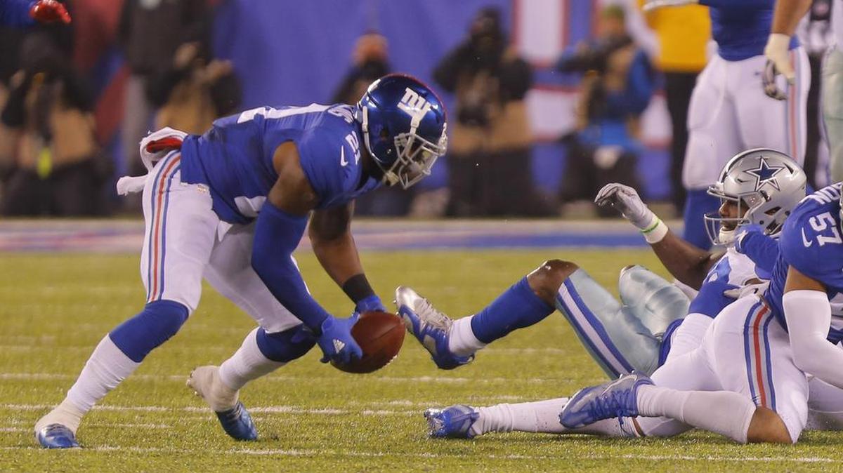 Giants strong safety Landon Collins (21) picks up Dez Bryant’s fumble in the fourth quarter of Sunday’s game.