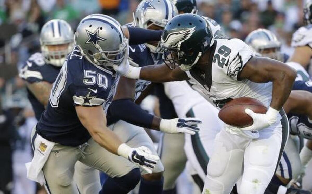 
Cowboys linebacker Sean Lee brings down Eagles running back DeMarco Murray for one of Lee’s team-high 14 tackles Sunday in Philadelphia.
