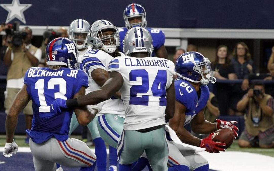 New York Giants wide receiver Victor Cruz (80) scores a touchdown as the Dallas Cowboys hosted the New York Giants at AT&T Stadium in Arlington on Sunday. Cruz’s fourth-quarter touchdown was the Giants’ only score of the second half.