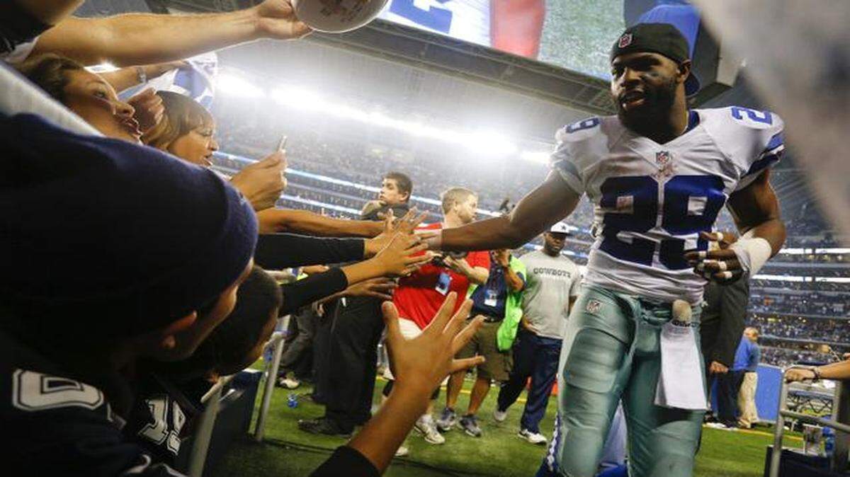 
Cowboys running back DeMarco Murray celebrates with fans after Dallas’ 42-7 win against the Indianapolis Colts at AT&T Stadium on Sunday.

