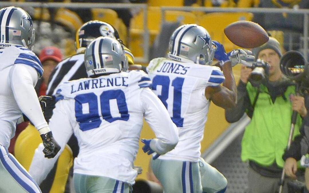 Dallas Cowboys free safety Byron Jones (31) tries to recover a Pittsburgh Steelers fumble in the second quarter. Jones finished Sunday’s 35-30 road win with a team-high 12 tackles.