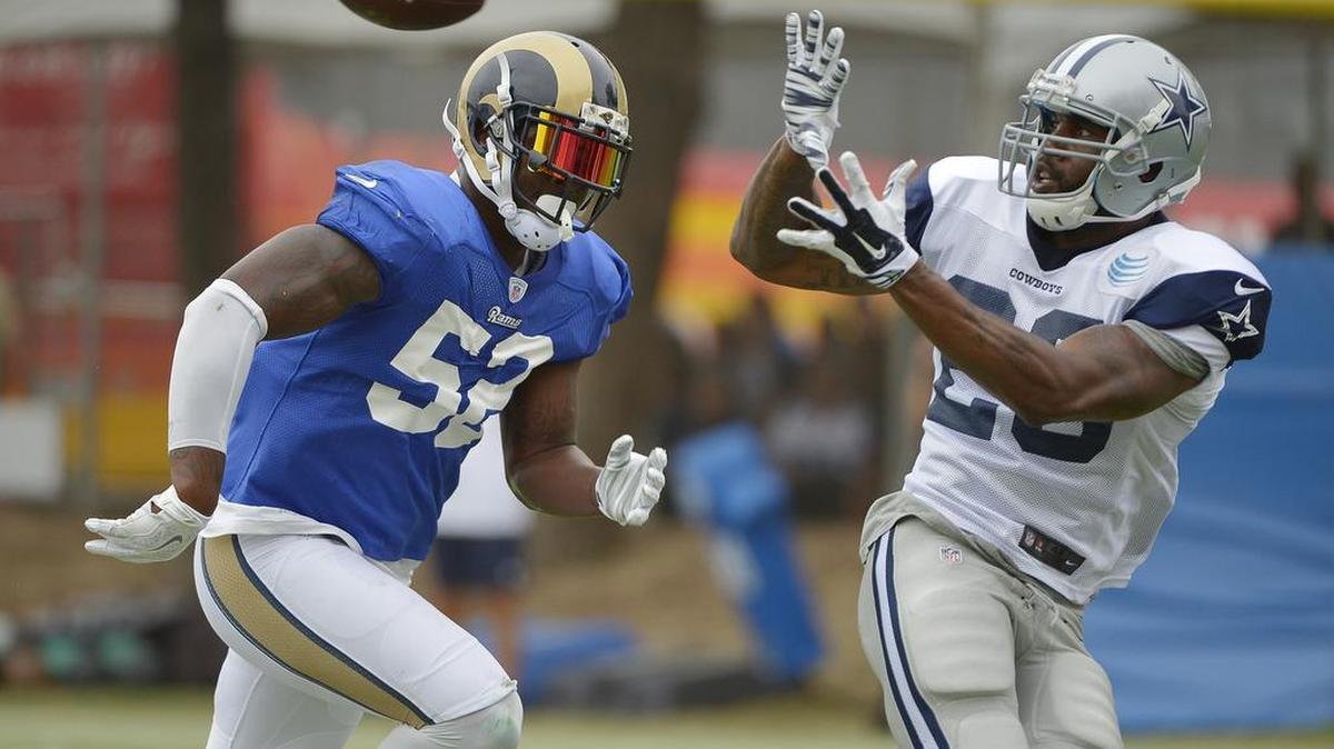 
Dallas Cowboys running back Darren McFadden (20) makes a catch in front of St. Louis Rams outside linebacker Alec Ogletree (52). 
