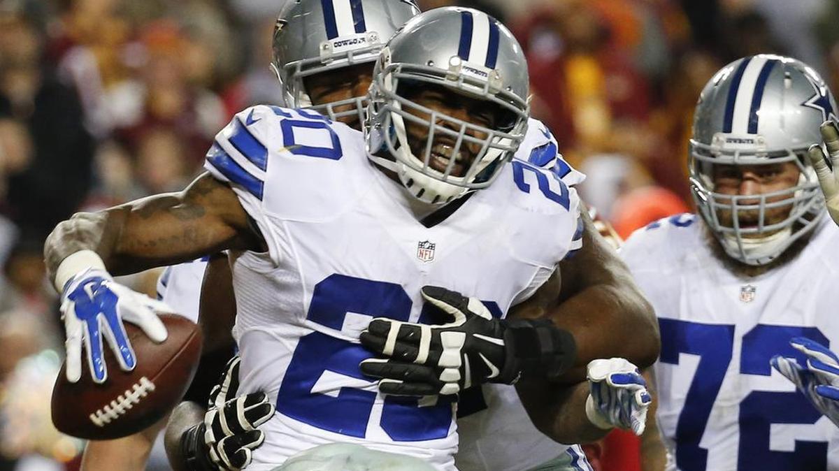 Cowboys running back Darren McFadden, who lost two fumbles, scores the team’s only touchdown in the fourth quarter.