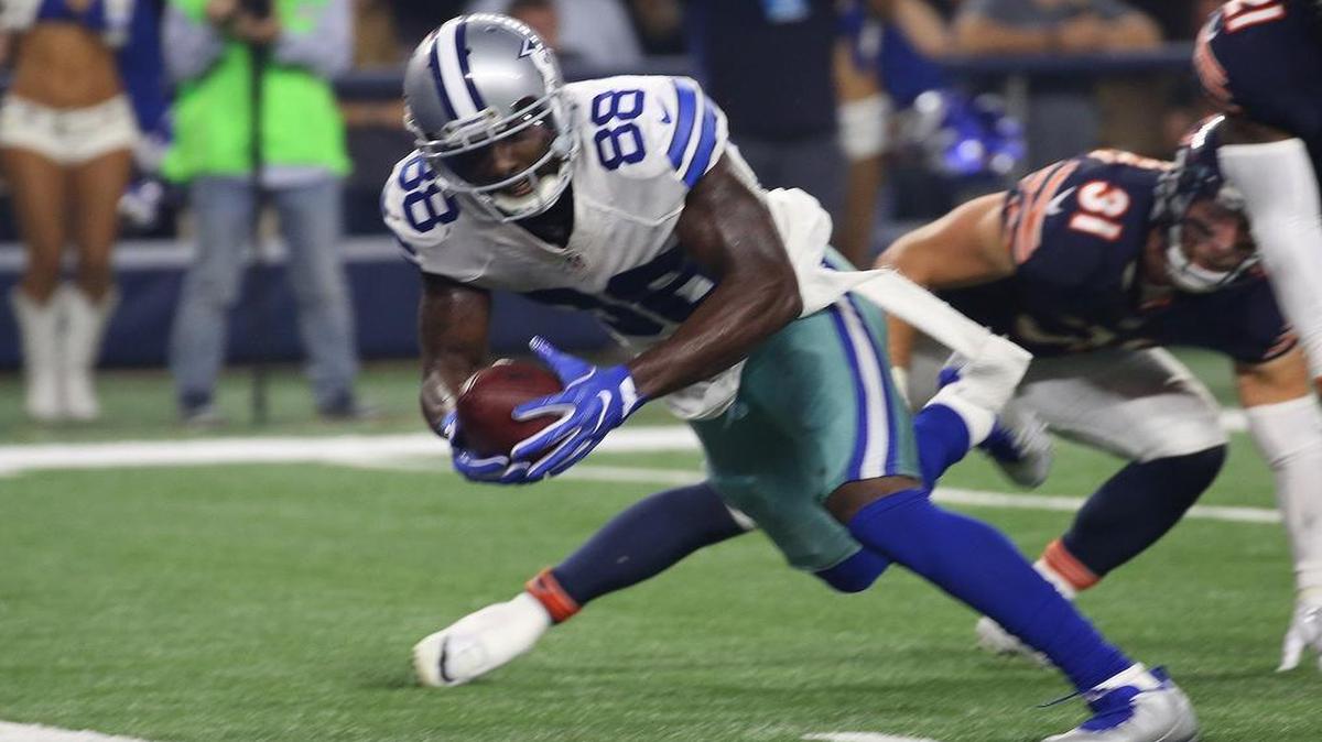 Dallas Cowboys wide receiver Dez Bryant scored on a 17-yard reception despite playing on a fractured right knee.
