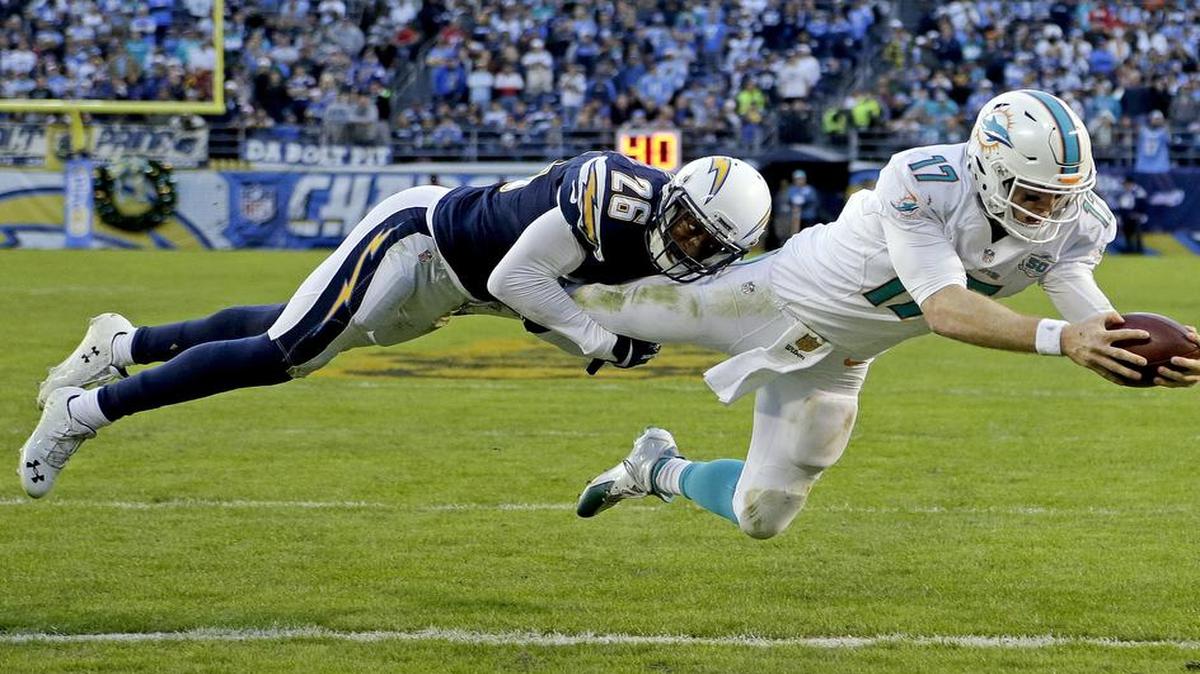 Former Chargers cornerback Patrick Robinson, left, signed a three-year contract with the Indianapolis Colts after visiting the Cowboys earlier in the week.
