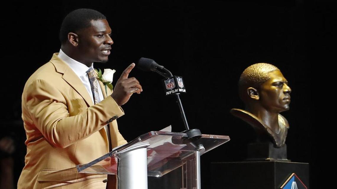 Hall of Famer LaDainian Tomlinson has been critical of Ezekiel Elliott’s lack of effort.