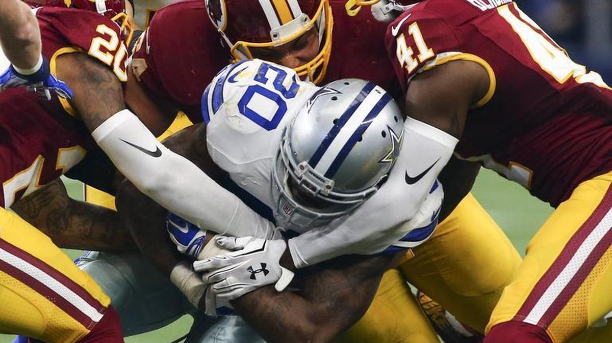 Dallas Cowboys running back Darren McFadden (20) had surgery Tuesday to repair a fractured right elbow.