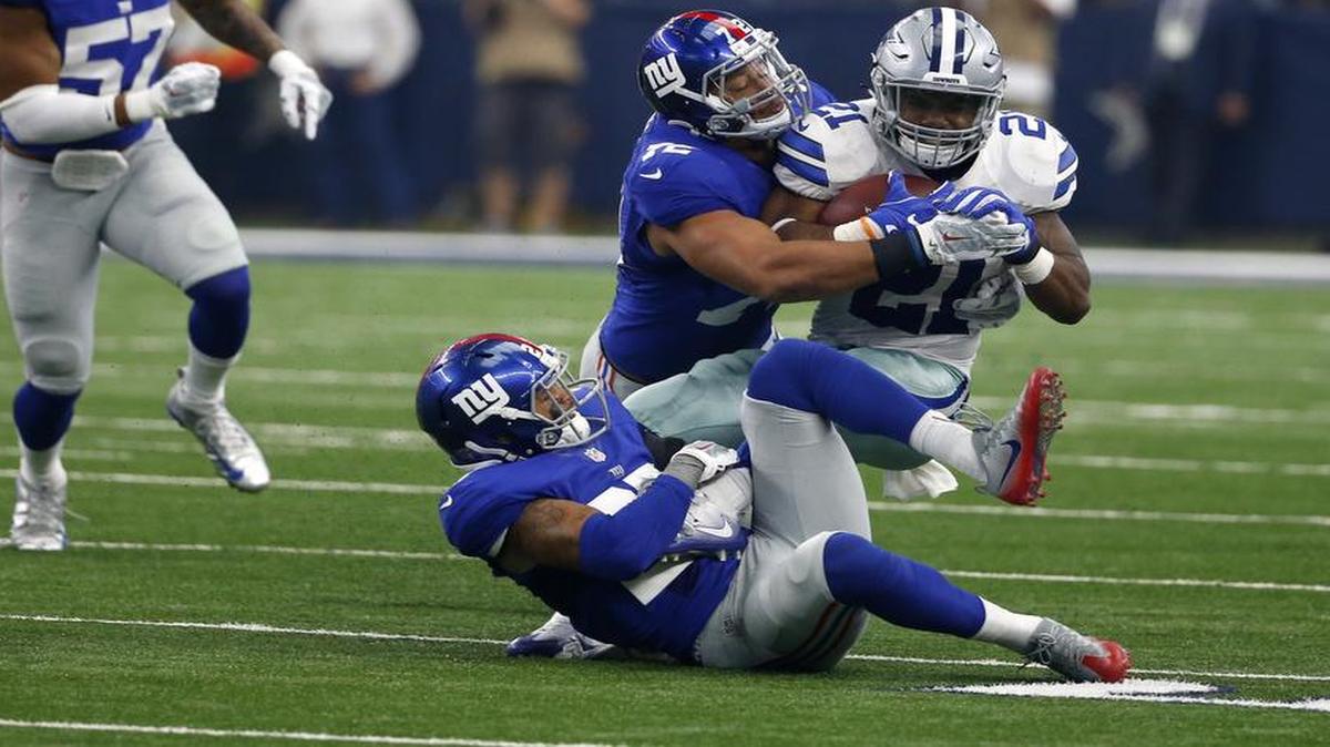 Rookie Ezekiel Elliott has 31 rushing yards in the first half of Sunday’s game against the New York Giants.