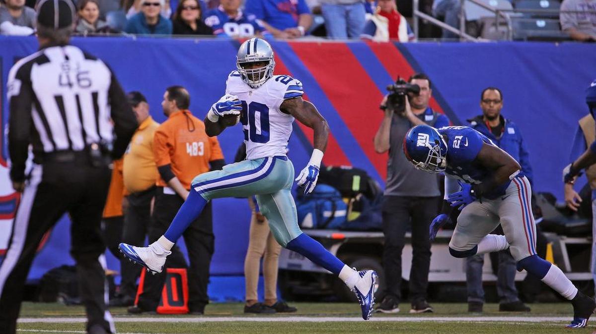 Cowboys running back Darren McFadden (20) earned the starting job with 29 carries for 152 yards against the Giants.