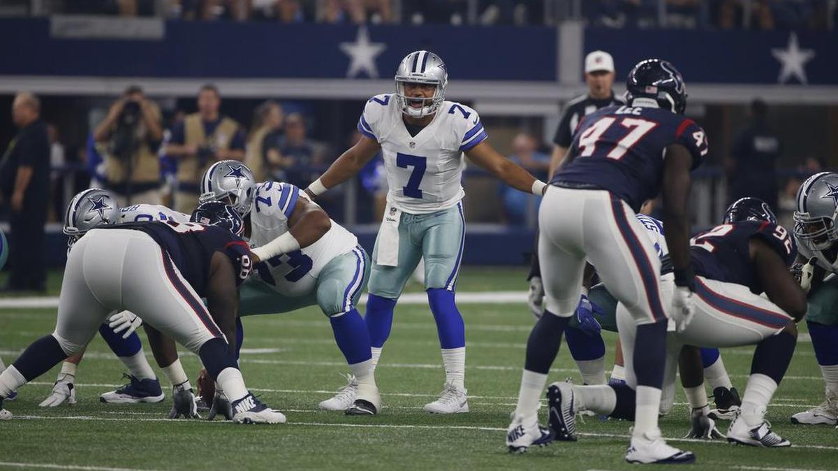 The Cowboys plan to re-sign quarterback Jameill Showers (7) to the practice squad after releasing him Sunday to make room for Mark Sanchez.