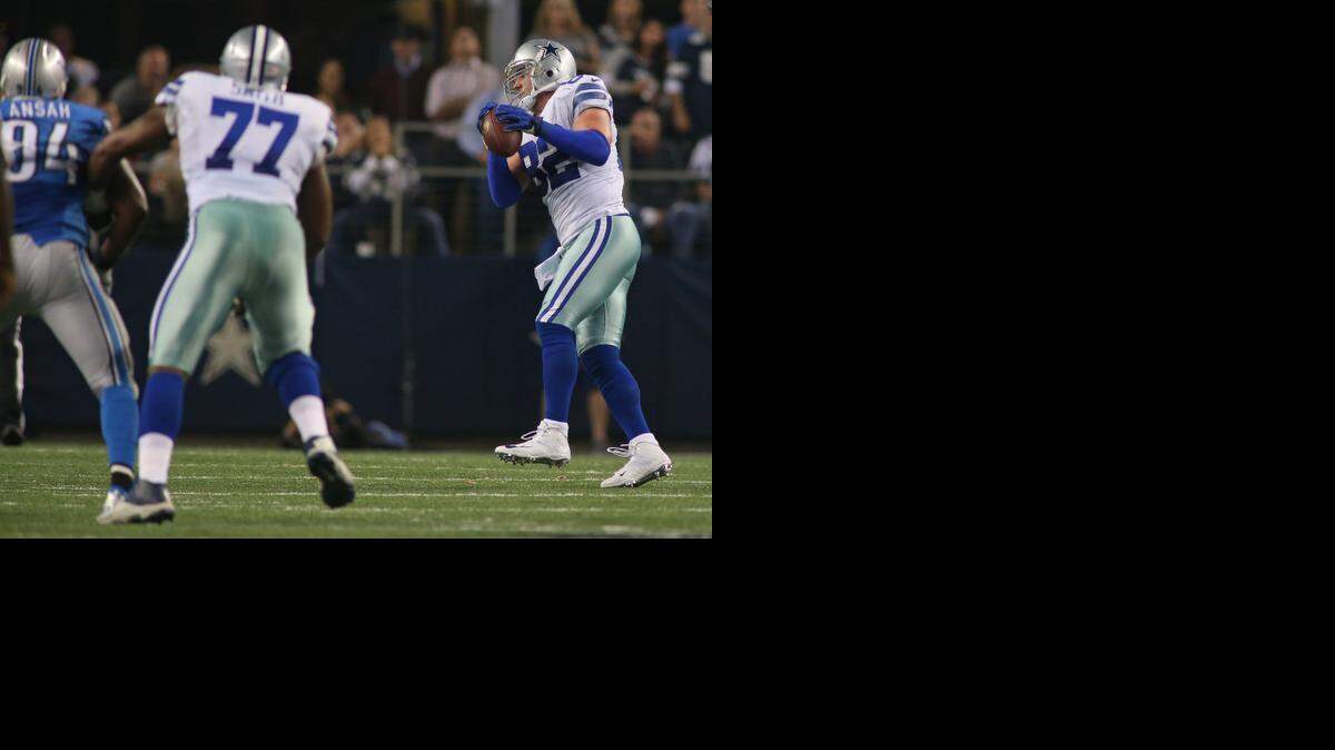 
Jason Witten hauls in a fourth-down catch to keep the Cowboys’ final drive alive Sunday. Witten finished with five catches for 63 yards.



