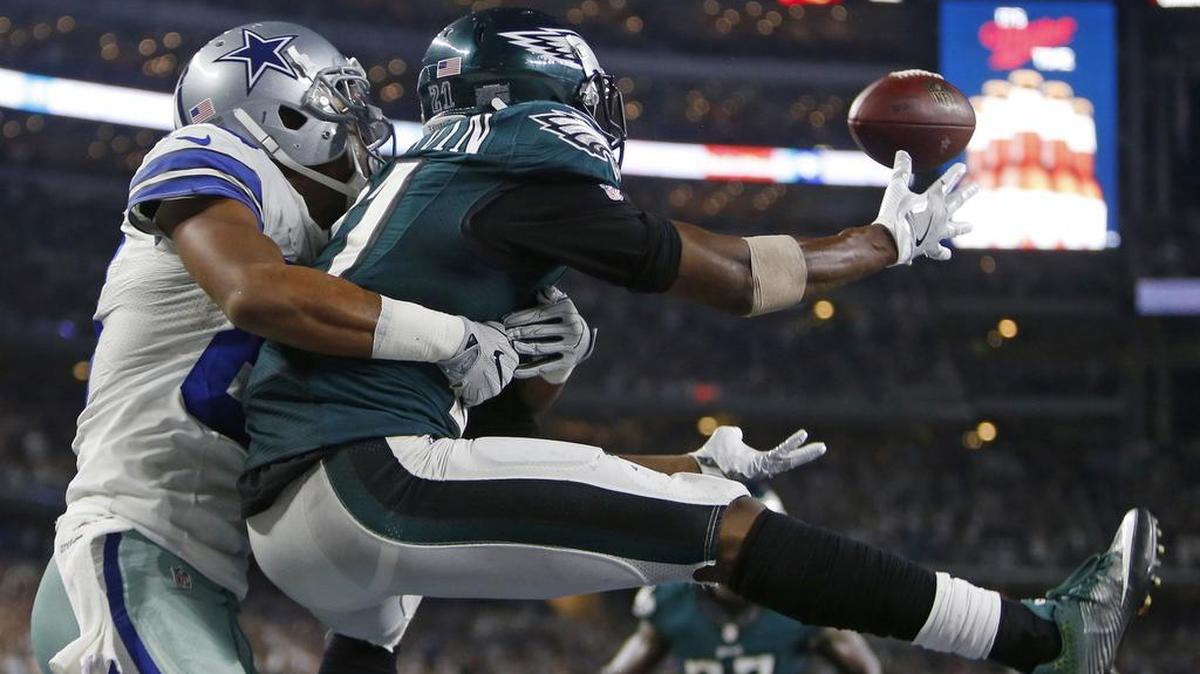 Cowboys receiver Terrance Williams (83) prevented an interception by Eagles defensive back Leodis McKelvin (21) with a pass interference penalty.