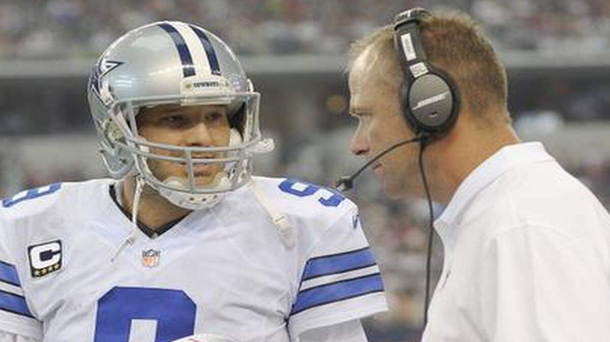 
Dallas Cowboys head coach Jason Garrett, left, and passing game coordinator Scott Linehan, right, talk with quarterback Tony Romo. 
