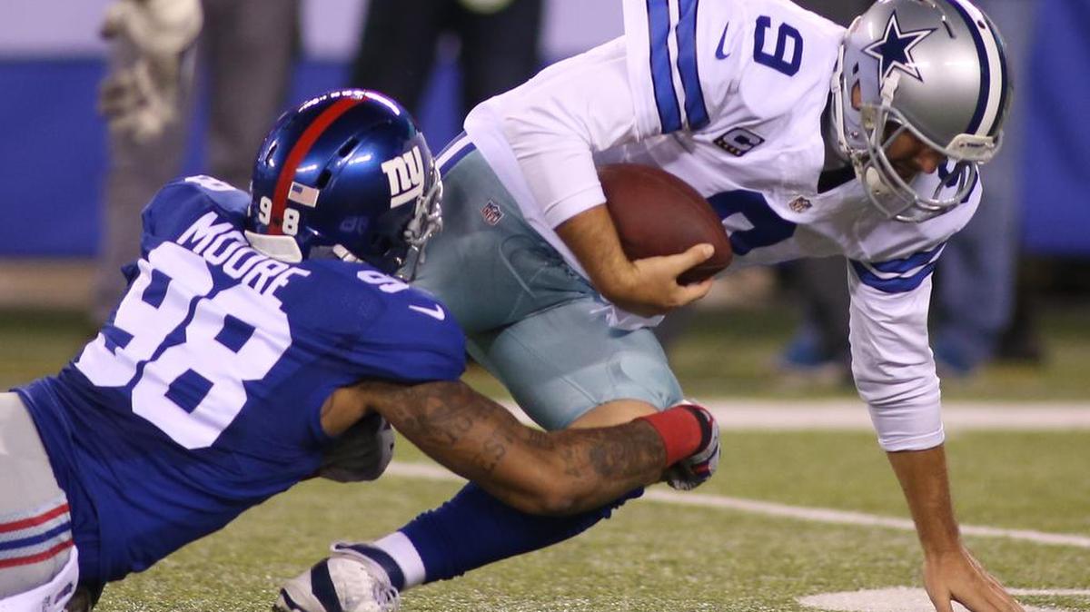 Damontre Moore, shown sacking Cowboys quarterback Tony Romo in 2014, agreed to terms with the Cowboys on Friday.
